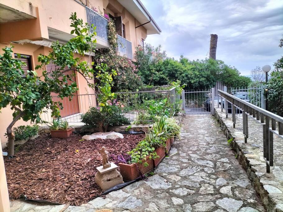 Casa Con Giardino: Вараце Екстериор снимка