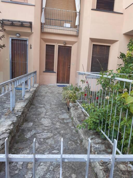 Casa Con Giardino: Вараце Екстериор снимка